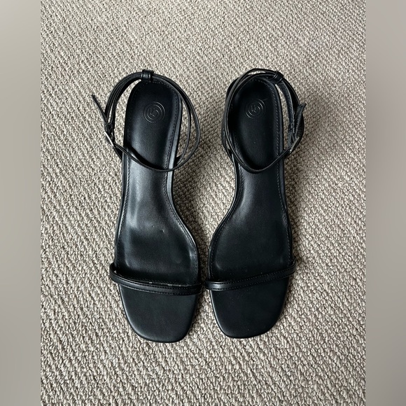 URBAN OUTFITTERS Black Strappy Short Heels - Picture 2 of 3